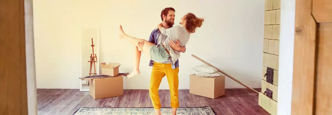 Un couple heureux dans son nouvel appartement