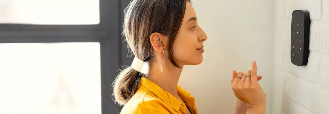 Femme interagissant avec un dispositif électronique sur le mur