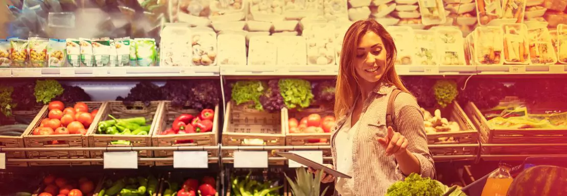 Femme examinant un produit dans un supermarché