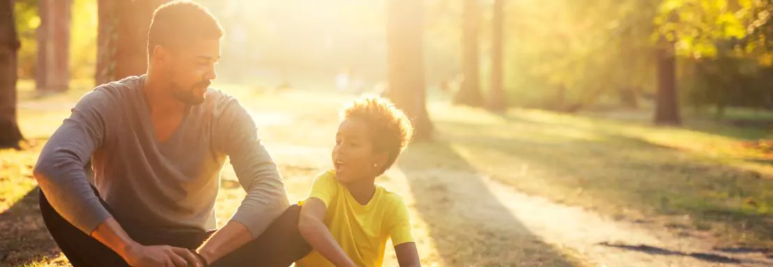 Un moment de détente, homme et enfant au parc