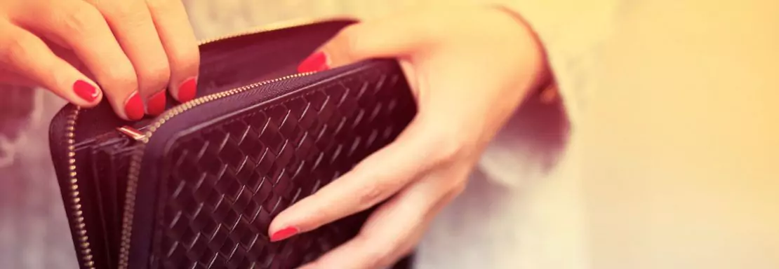Femme ouvrant un portefeuille noir élégant