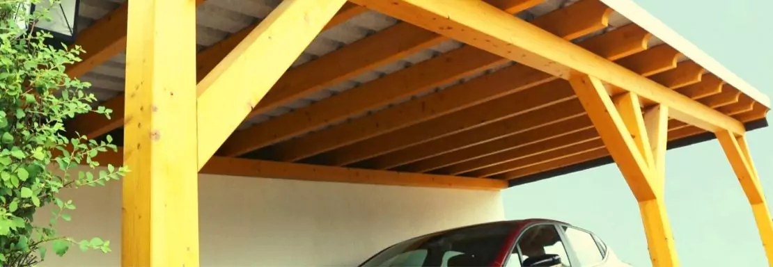 Voitue garée sous un carport