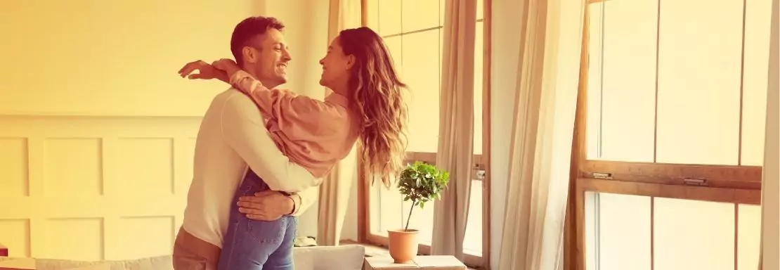 Un couple heureux dans un salon ensoleillé