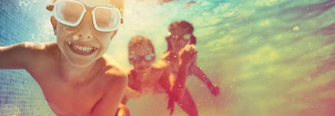 Enfant qui nage sous l'eau dans une piscine