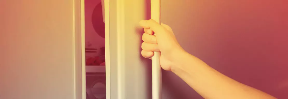Personne qui ouvre un congélateur