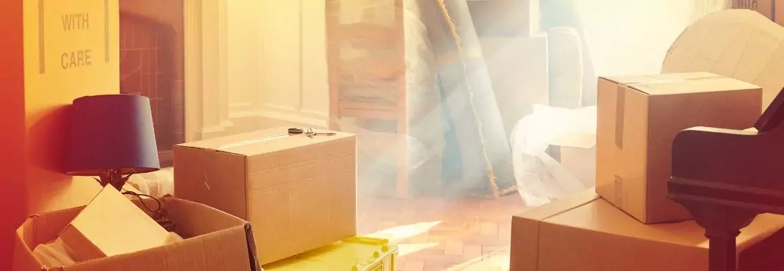 Pièce avec cartons de déménagement et meubles
