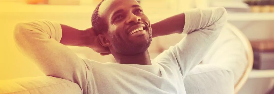 Homme détendu sur un canapé avec sourire éclatant