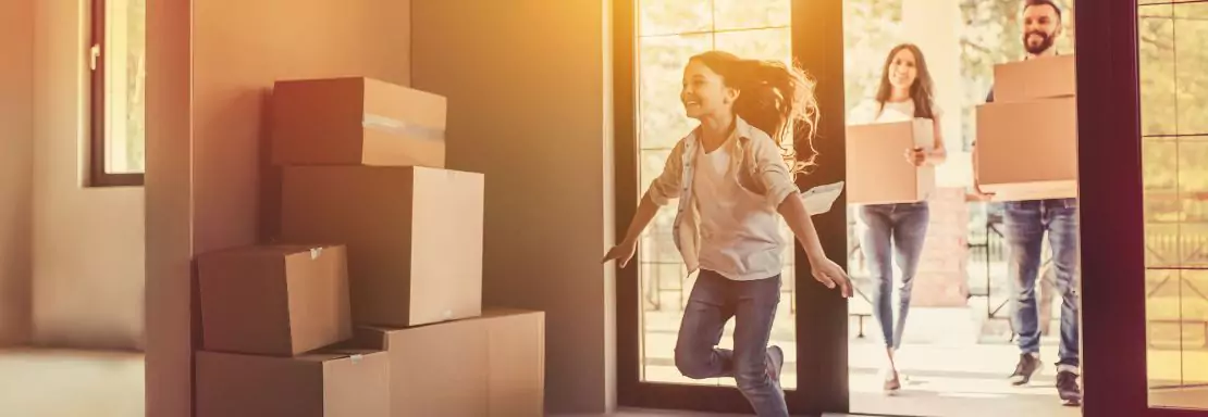 Famille heureuse emménageant dans une nouvelle maison