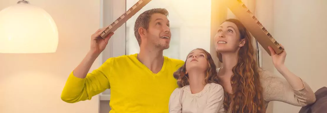 Famille heureuse à la maison