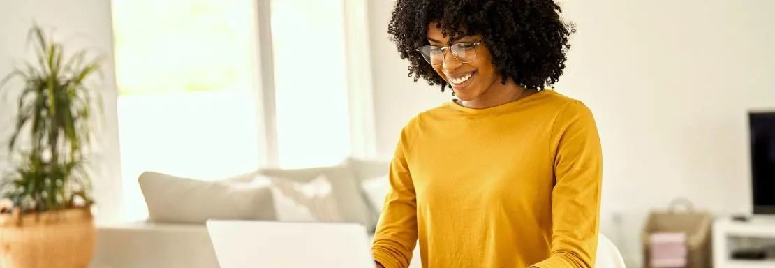 Femme souriante qui consulte ses extraits de compte