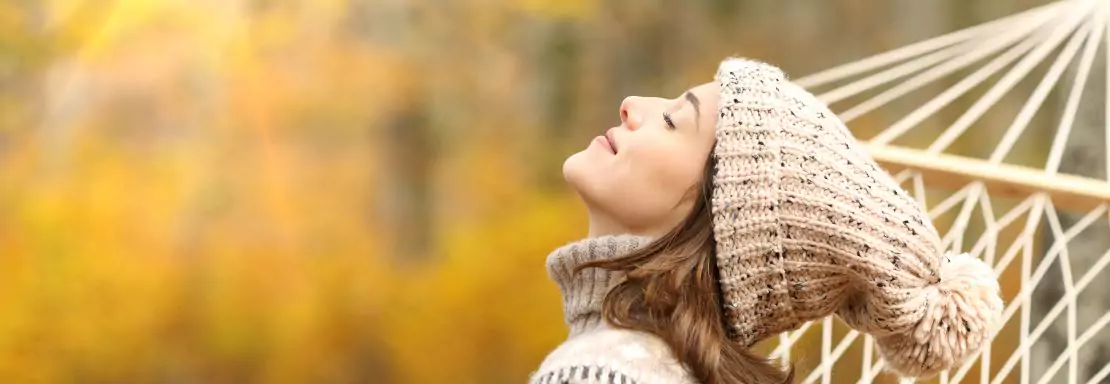 Femme détendue à l'extérieur, durant l'automne