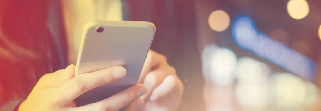 Personne utilisant un smartphone