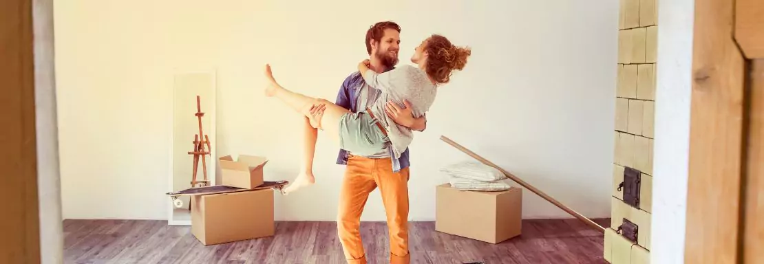 Un couple heureux lors d’un déménagement
