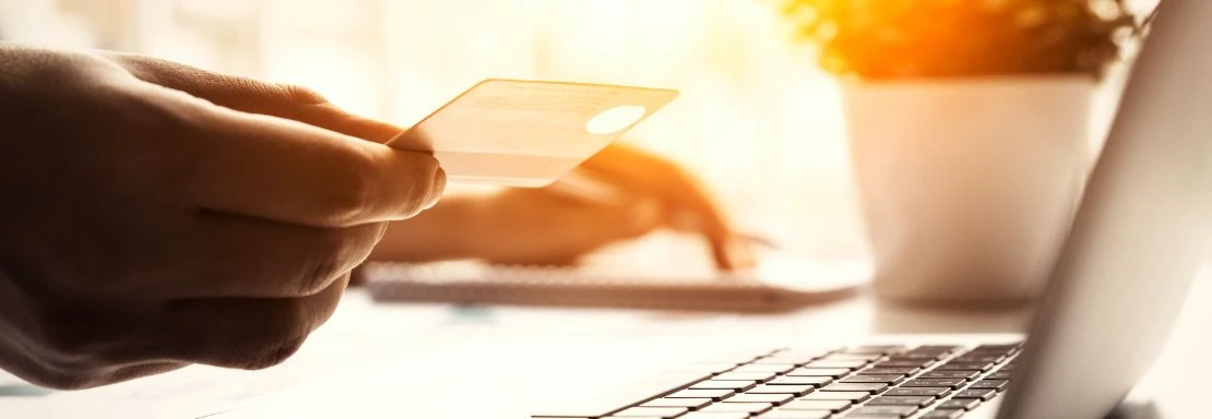 Personne avec carte bancaire sur son PC