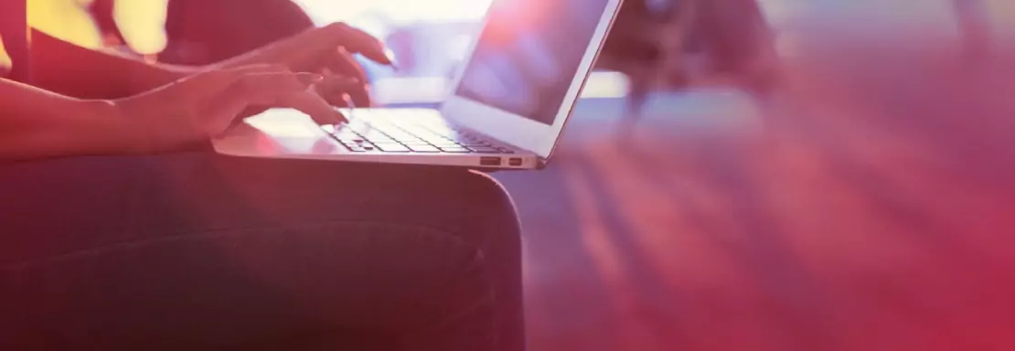Utilisation d'un ordinateur portable dans un espace lumineux