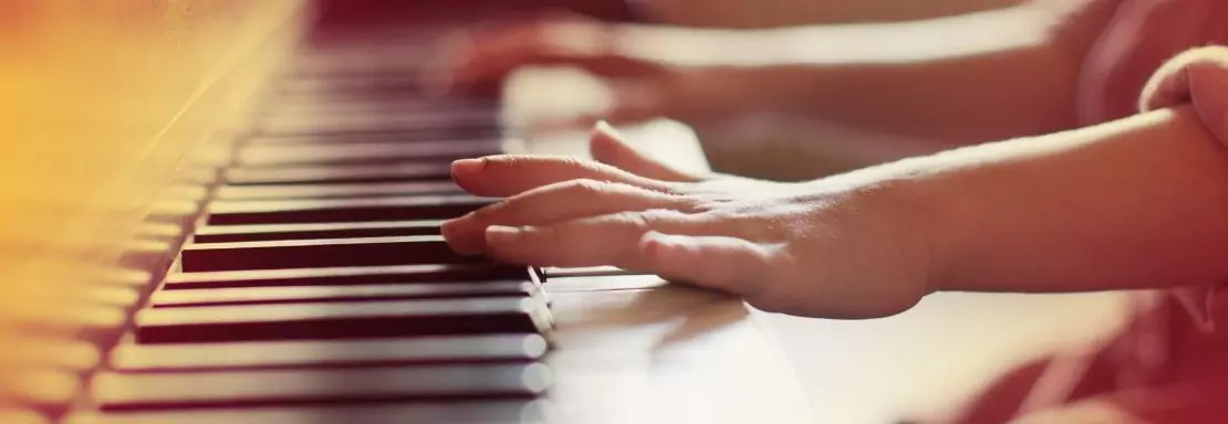 Un enfant joue du piano