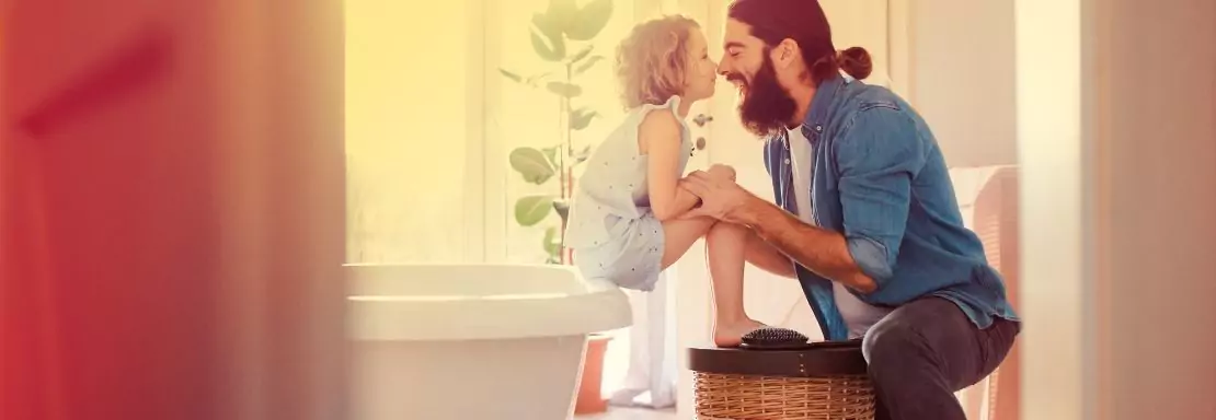 Père et fille partageant un moment heureux