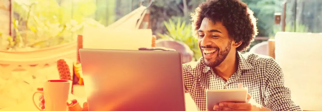 Homme utilisant un smartphone dans un café