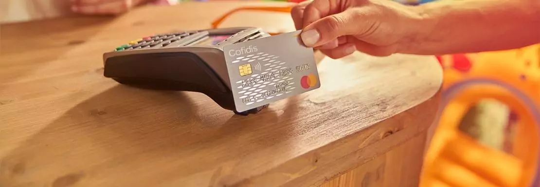 Paiement sans contact effectué sur un terminal avec une carte Cofidis