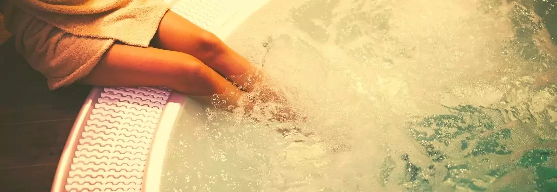 Personne détendue dans le jacuzzi