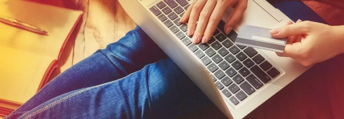 Personne utilisant une carte Mastercard by Cofidis avec son ordinateur