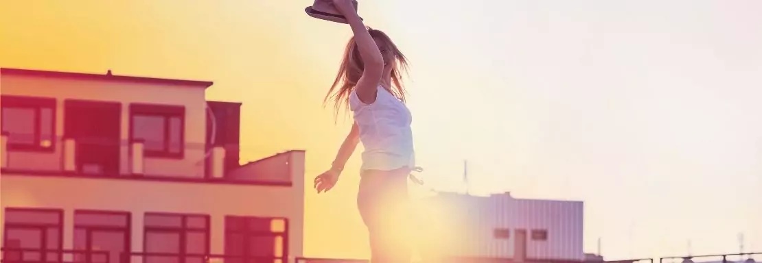 Femme heureuse au coucher du soleil