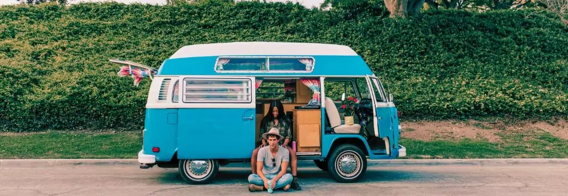 Voyage en caravane avec des amis en plein air