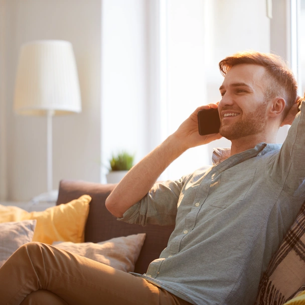 Un homme souriant en appel téléphonique