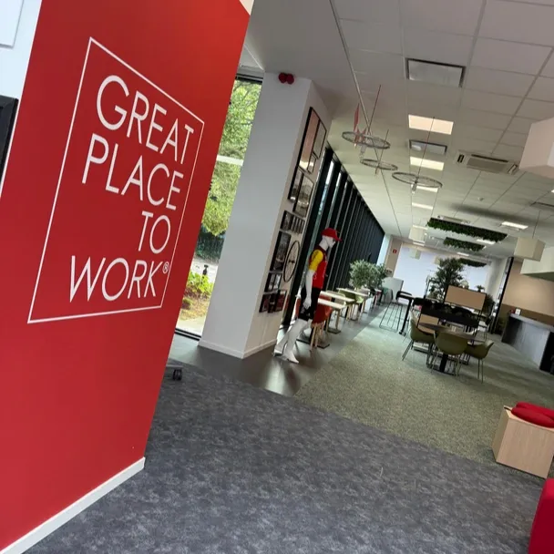 L'espace collaboratif de Cofidis avec le logo great place to work au 1er plan