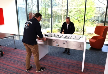 Salariés de Cofidis jouant au babyfoot dasn l'espace collaboratif