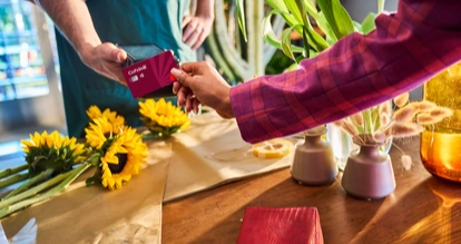 Une personne effectue un paiement avec la Mastercard by Cofidis sur un terminal