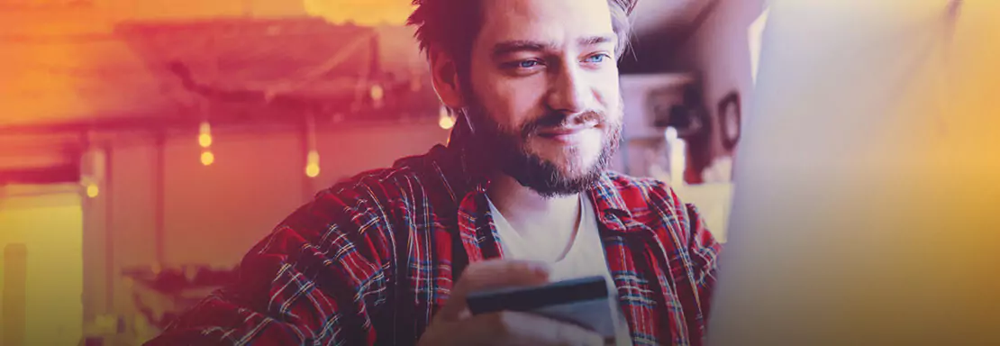 Man die online een aankoop doet met een Mastercard