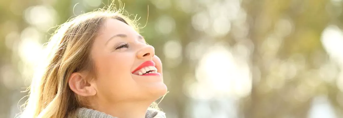 Vrouw geniet van zonnige dag in een natuurlijke omgeving