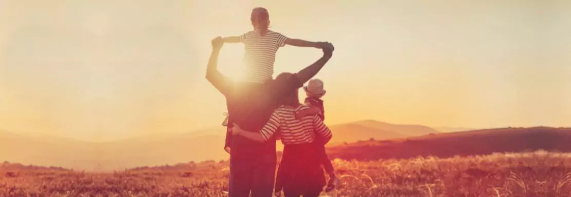 Familie geniet samen van een prachtige zonsondergang