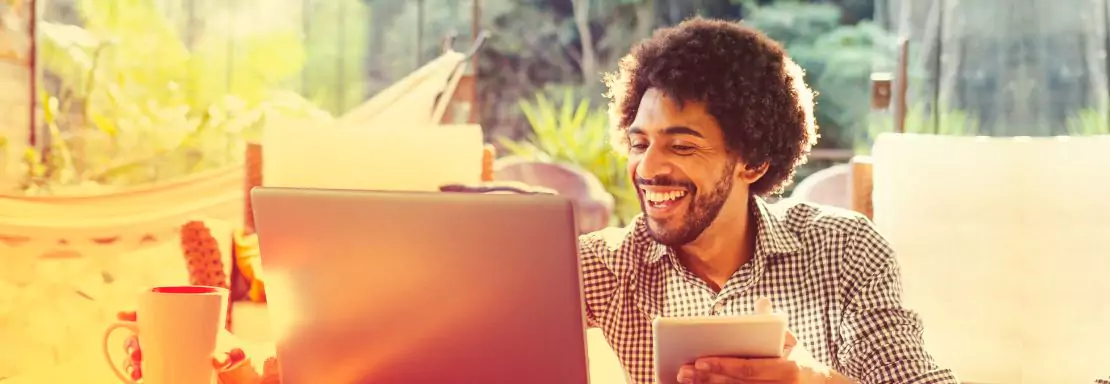 Man werkt buiten met laptop en tablet