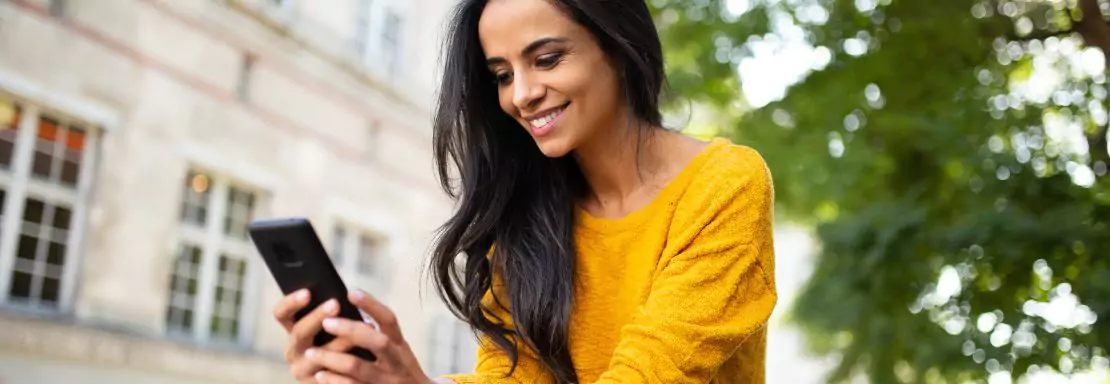 Lachende vrouw op haar telefoon
