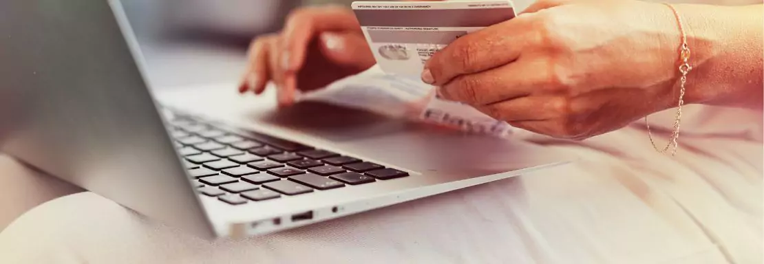 Persoon voert online betaling uit met Mastercard by Cofidis