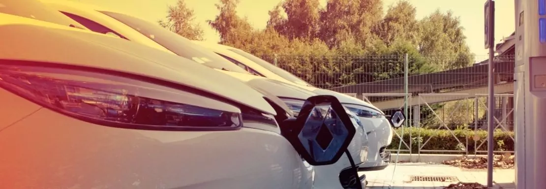 Elektrische auto's worden opgeladen bij een laadstation