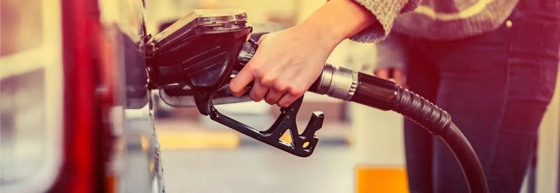 Persoon vult auto bij met brandstof bij tankstation