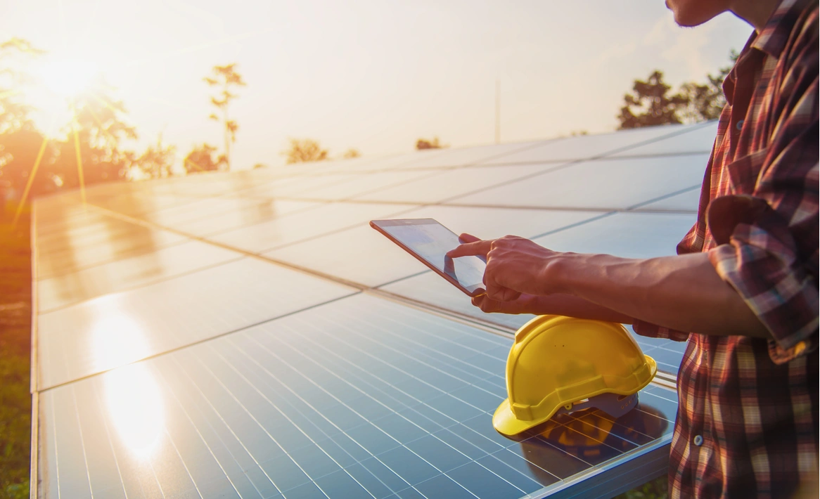 Een technicus werkt aan zonnepanelen