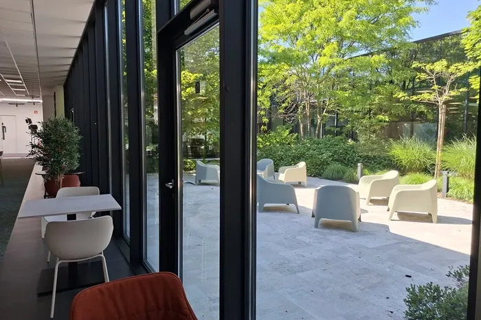 Patio intérieur de Cofidis sous le soleil